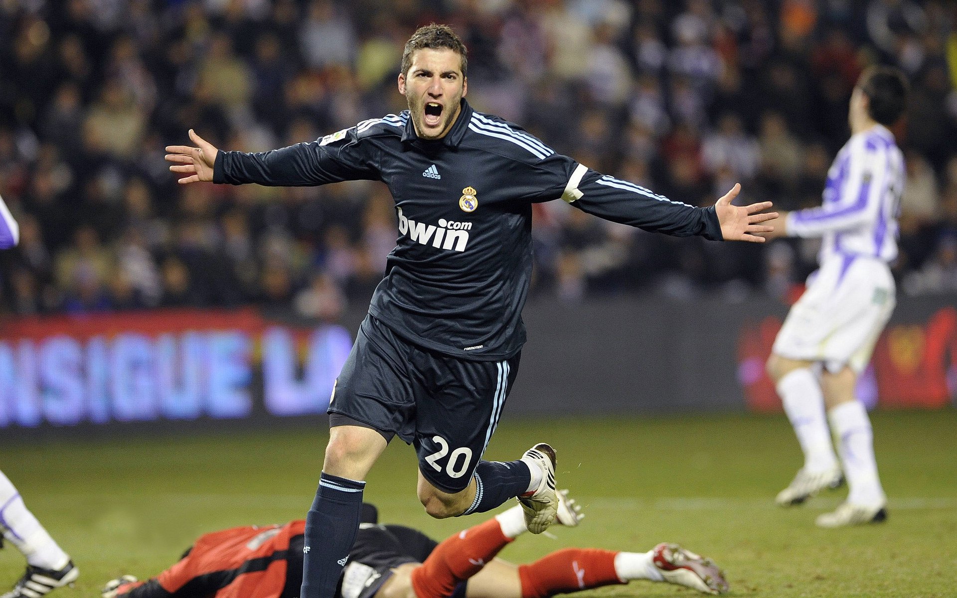 情绪失控的绿茵场，当波切蒂诺的怒吼遇见武磊摔碎的水瓶，波切蒂诺怒吼与武磊摔瓶，绿茵场情绪失控瞬间